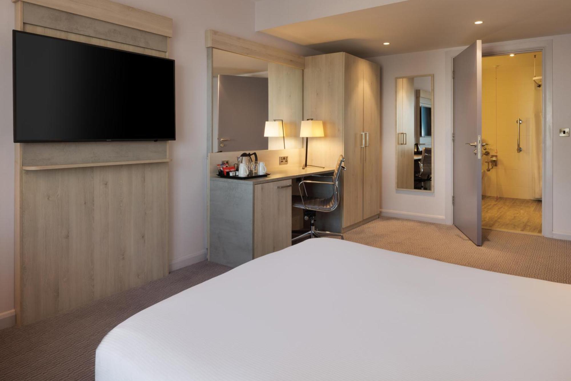 Chambre Lit Queen-Size Accessible aux Personnes à Mobilité Réduite